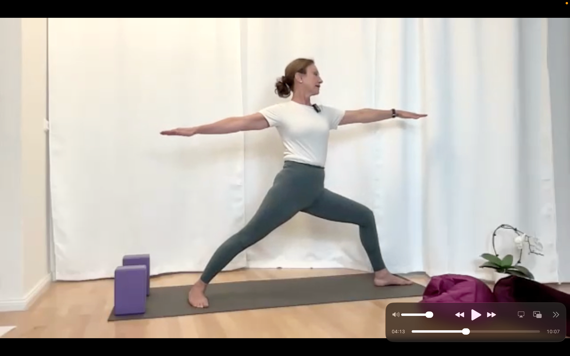 Frau in stehender Yoga-Pose